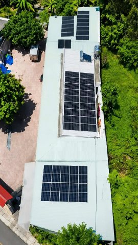 Điện mặt trời Xuka Long Hải: nhiều cụm pin dọc mái và bốn khối lưu trữ – Hình 1