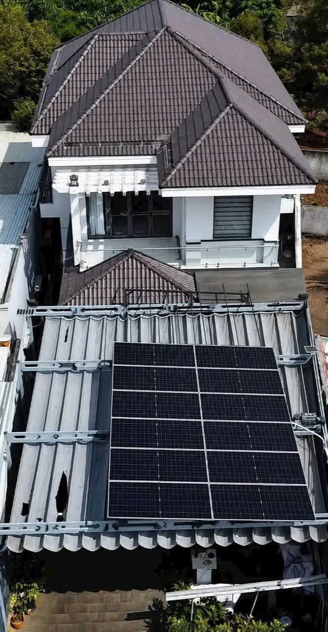 Góc nhìn từ trên cao của dàn pin trên phần mái phụ phía trước, bên cạnh khối nhà mái ngói của anh Đức ở Đất Đỏ.
